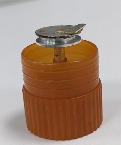 经过抛光的样品图例，其中一个面（露出钉台的侧面）可进行 EBSD，另一个面为与之垂直的平面