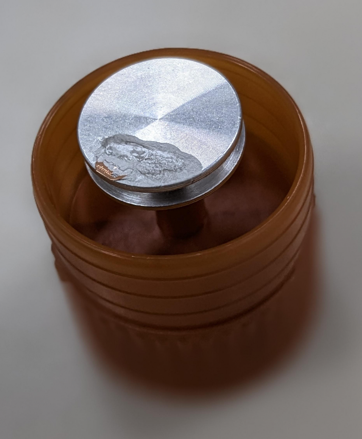 图9. 用于3D-EBSD底座的铜网通过银浆固定在钉台上