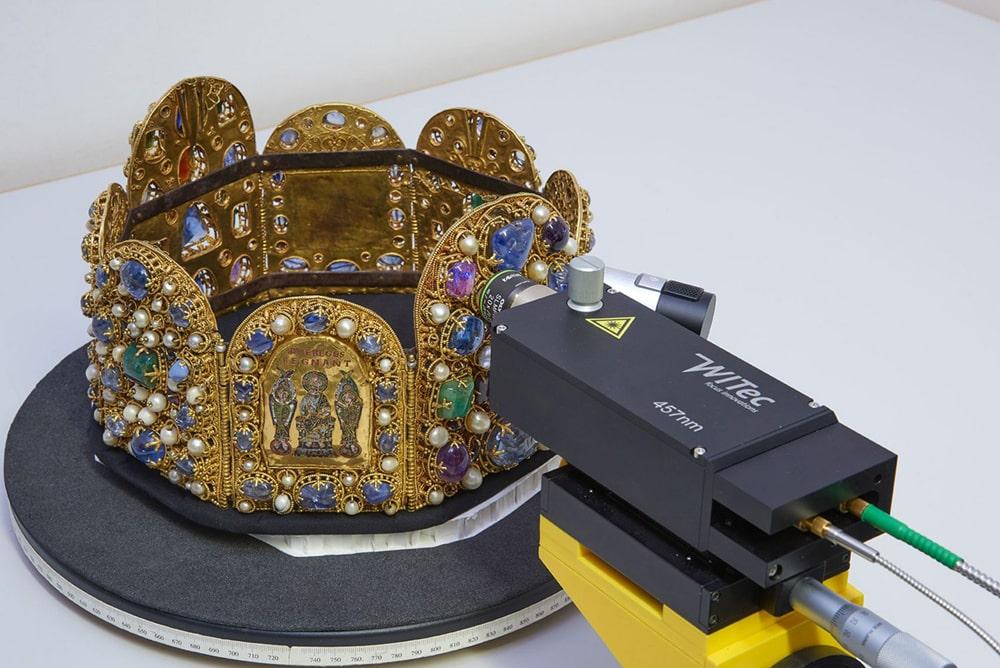 WITec Raman probe positioned to aquire data from the Imperial Crown. © KHM-Museumsverband