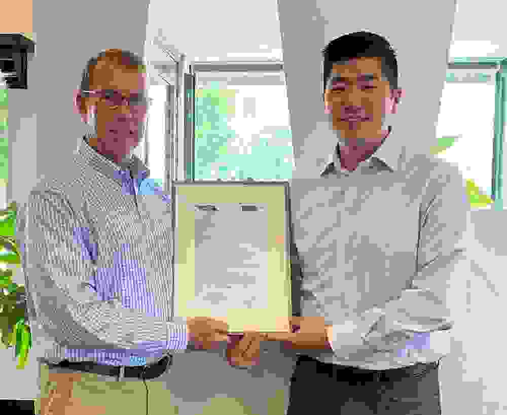 Hyun-Chae Loh from MIT in Cambridge, Massachusetts (right) receives the WITec Paper Award Gold certificate from Michael C. Lipton, Oxford Instruments Regional Sales Manager (left).