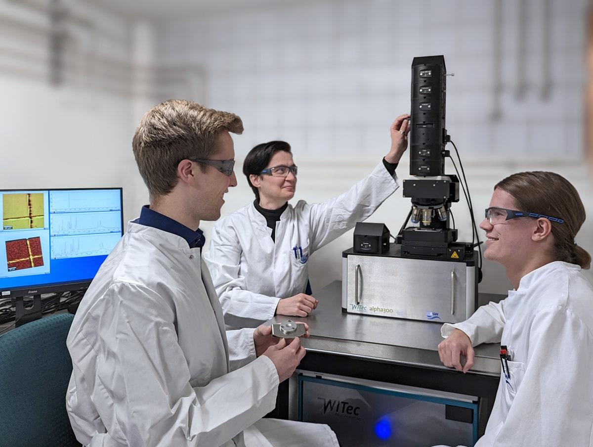 Florian Klein (left) and Leon Gläser (right) from the ZSW in Ulm together with WITec Application Scientist Dr. Ievgeniia Iermak (middle) during training on the new Raman microscope.