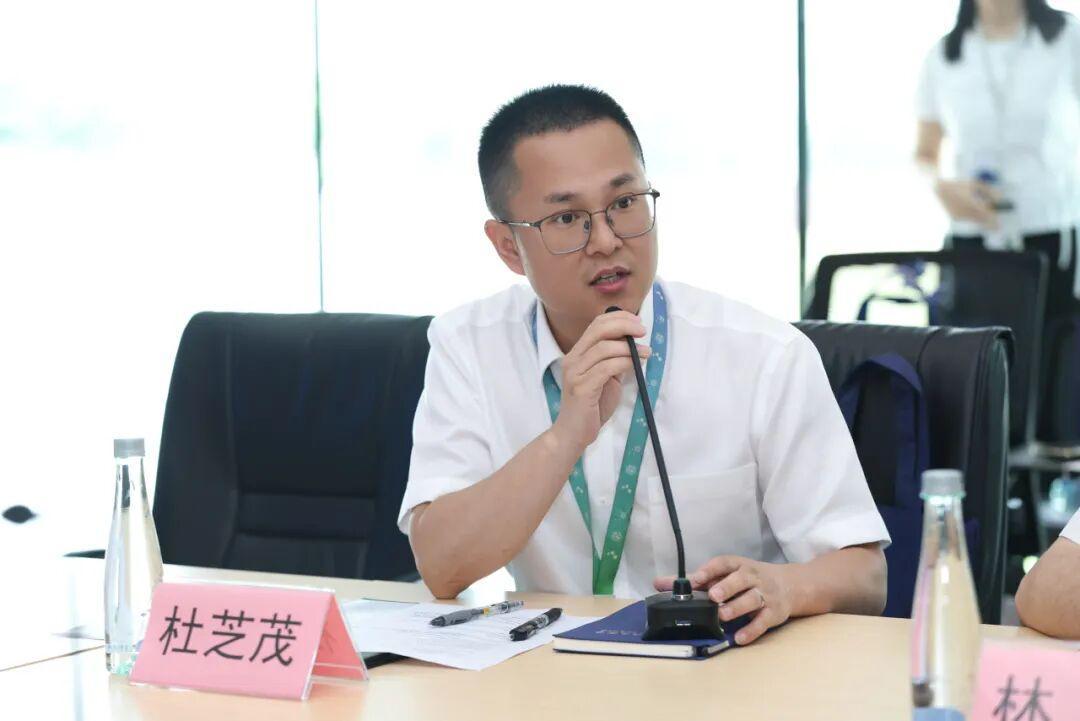 上海科技馆天文研究中心陨石研究室主任杜芝茂 主持会议
