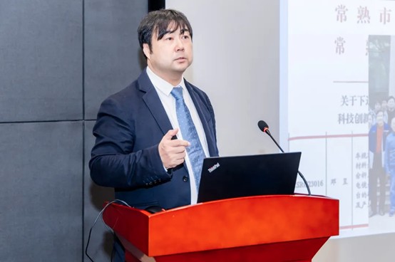 南京大学邓昱教授作了题为《原位多场电镜开发及其在功能材料研究中的应用》报告。